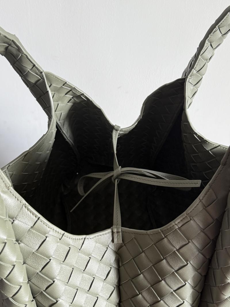 Bottega Veneta Large Campana Pickle 844250