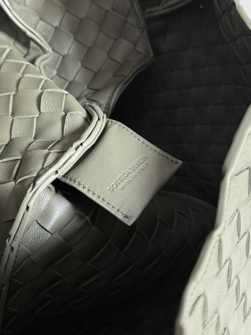 Bottega Veneta Large Campana Pickle 844250