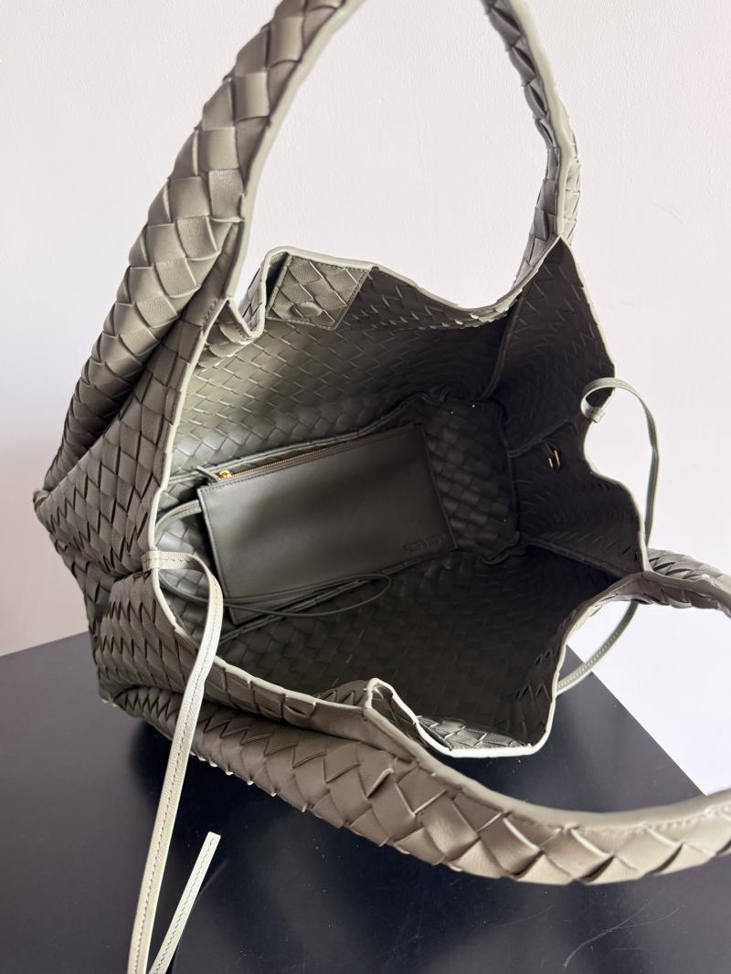 Bottega Veneta Large Campana Pickle 844250