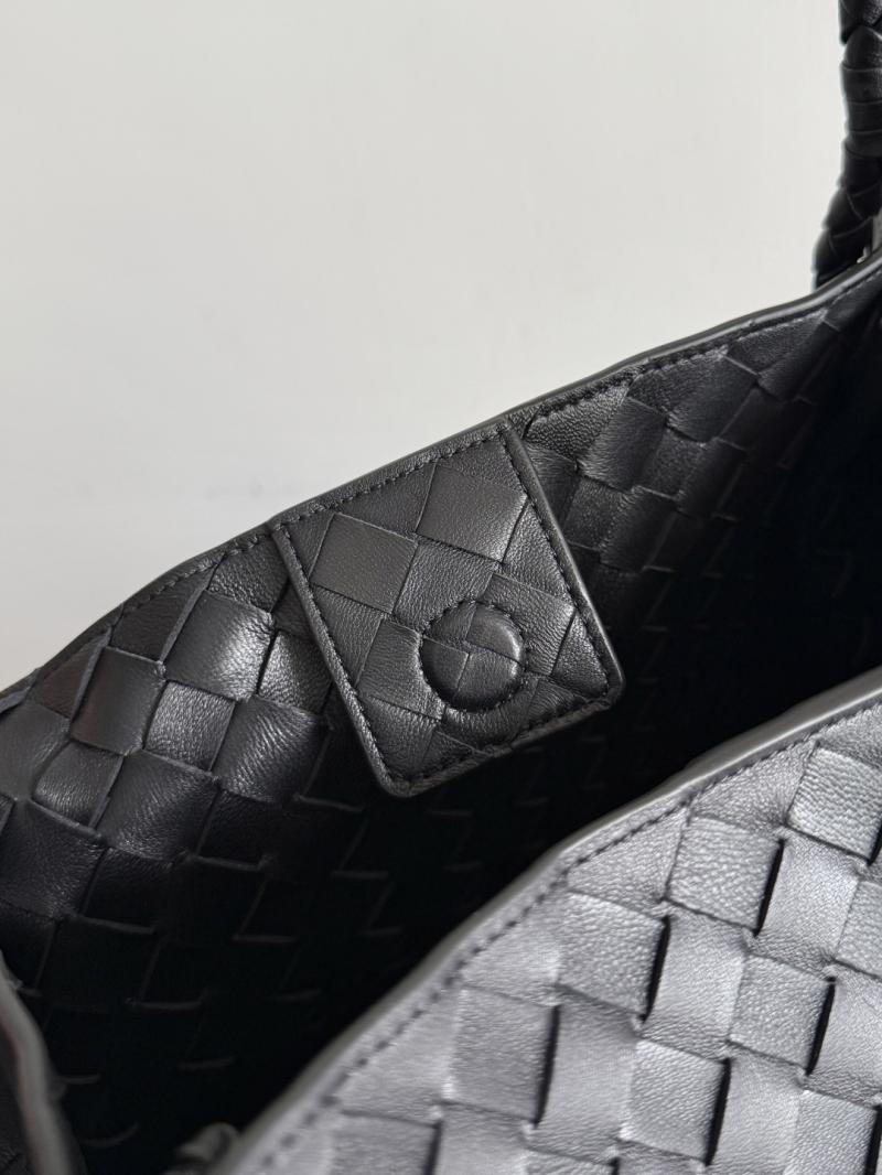 Bottega Veneta Large Parachute Black 796571