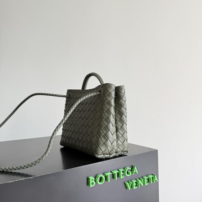 Bottega Veneta Small Andiamo Pickle 743568