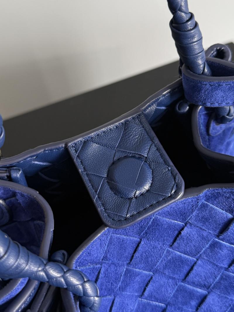 Bottega Veneta Suede Small Parachute Blue royal 796569