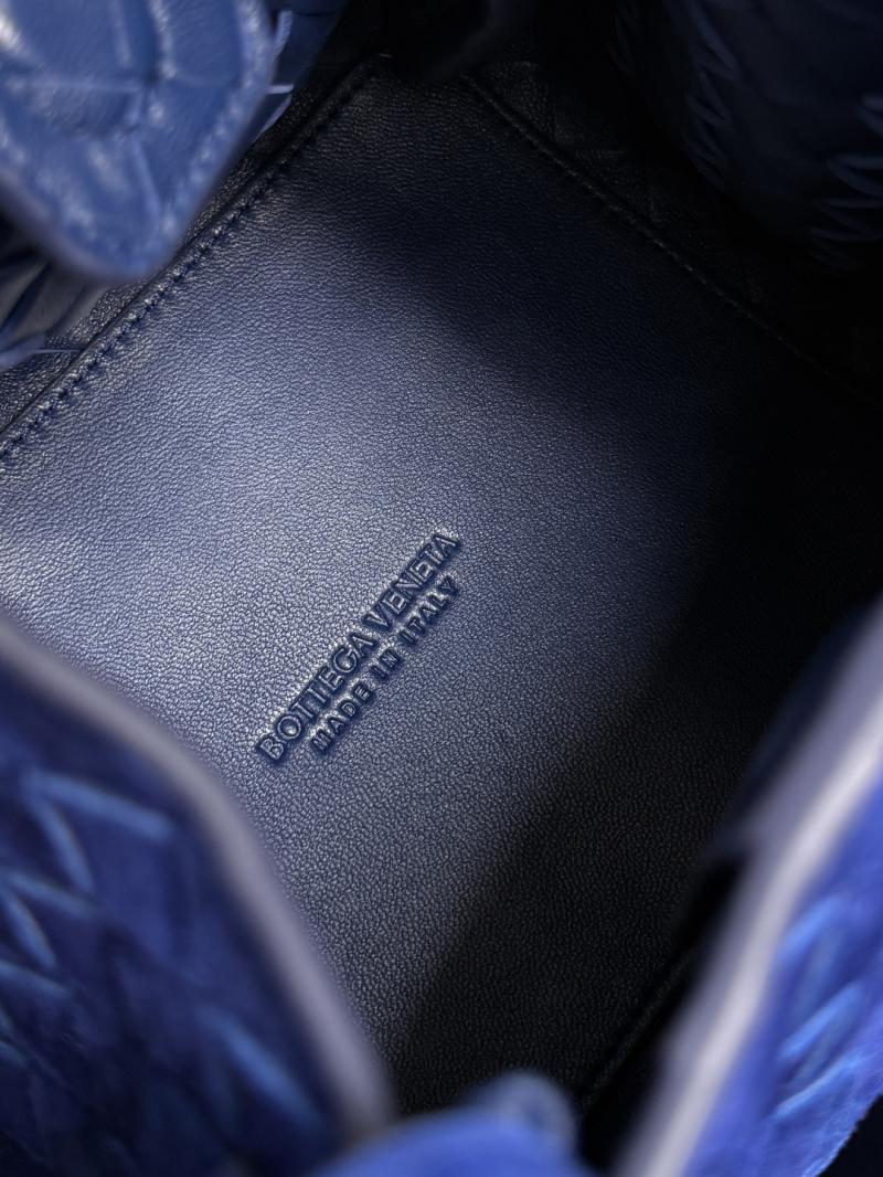 Bottega Veneta Suede Small Parachute Blue royal 796569