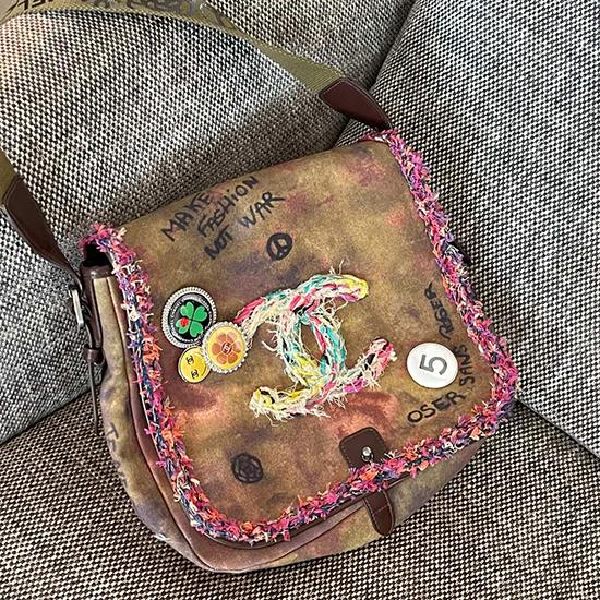 Chanel Graffiti Vintage Messenger Bag A122702