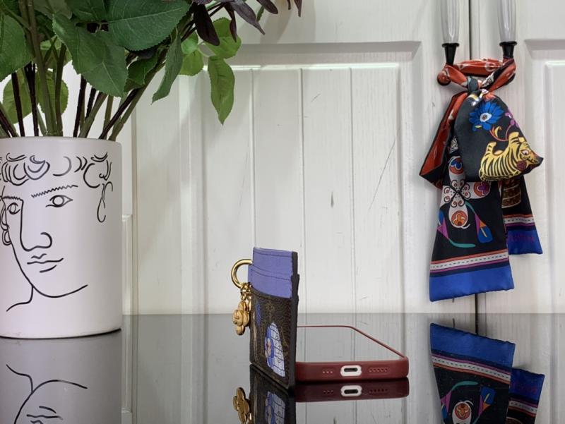 LV Charms Card Holder M15324