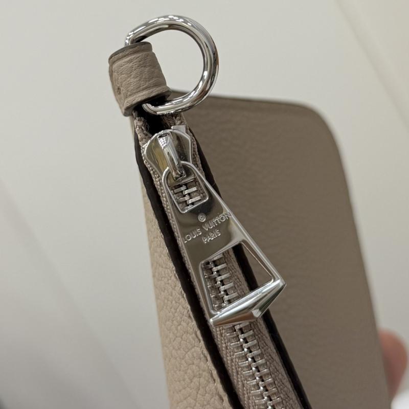 Louis Vuitton Boundless M13180