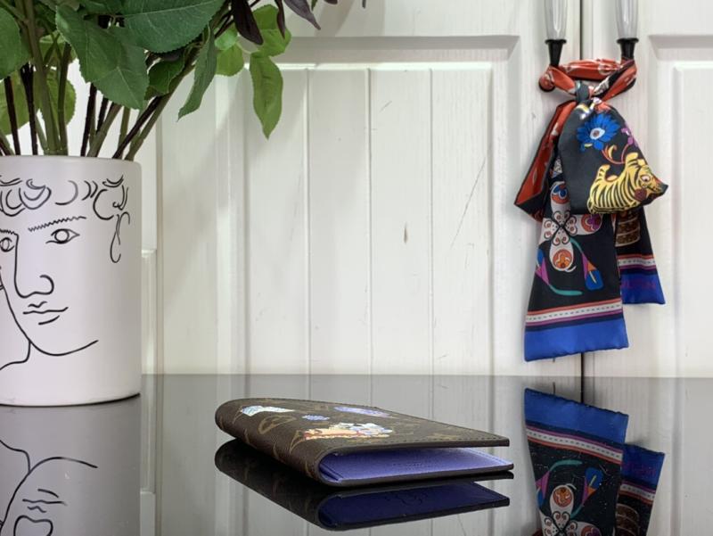 Louis Vuitton Passport Cover M15320